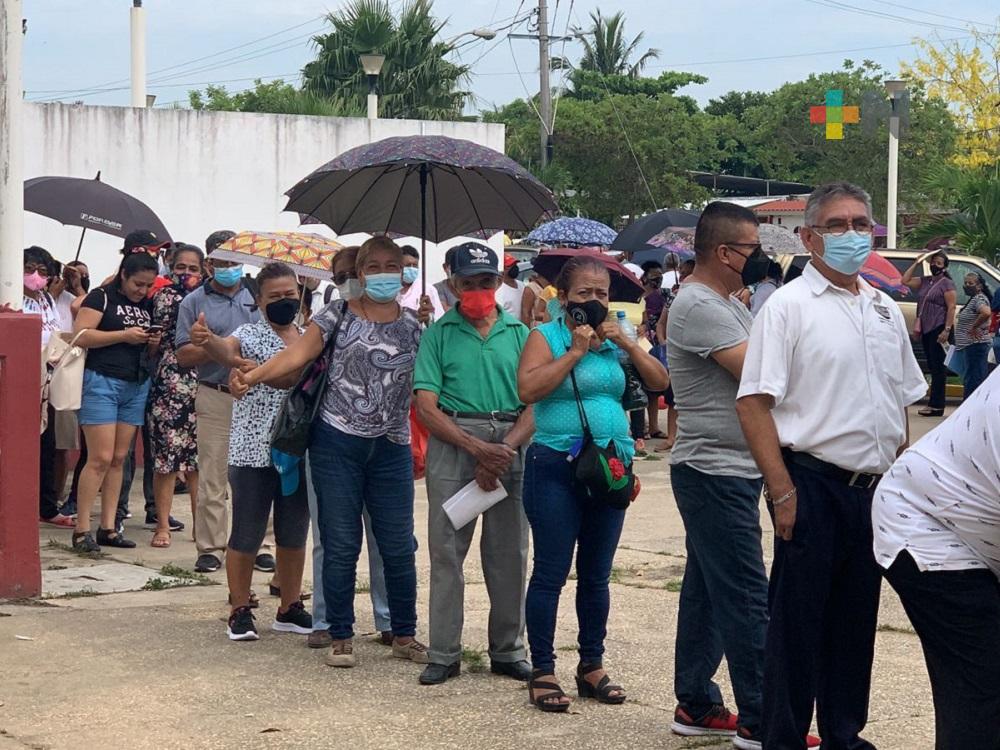 Gran afluencia de personas de 50 a 59 años para recibir vacuna anticovid en Coatzacoalcos