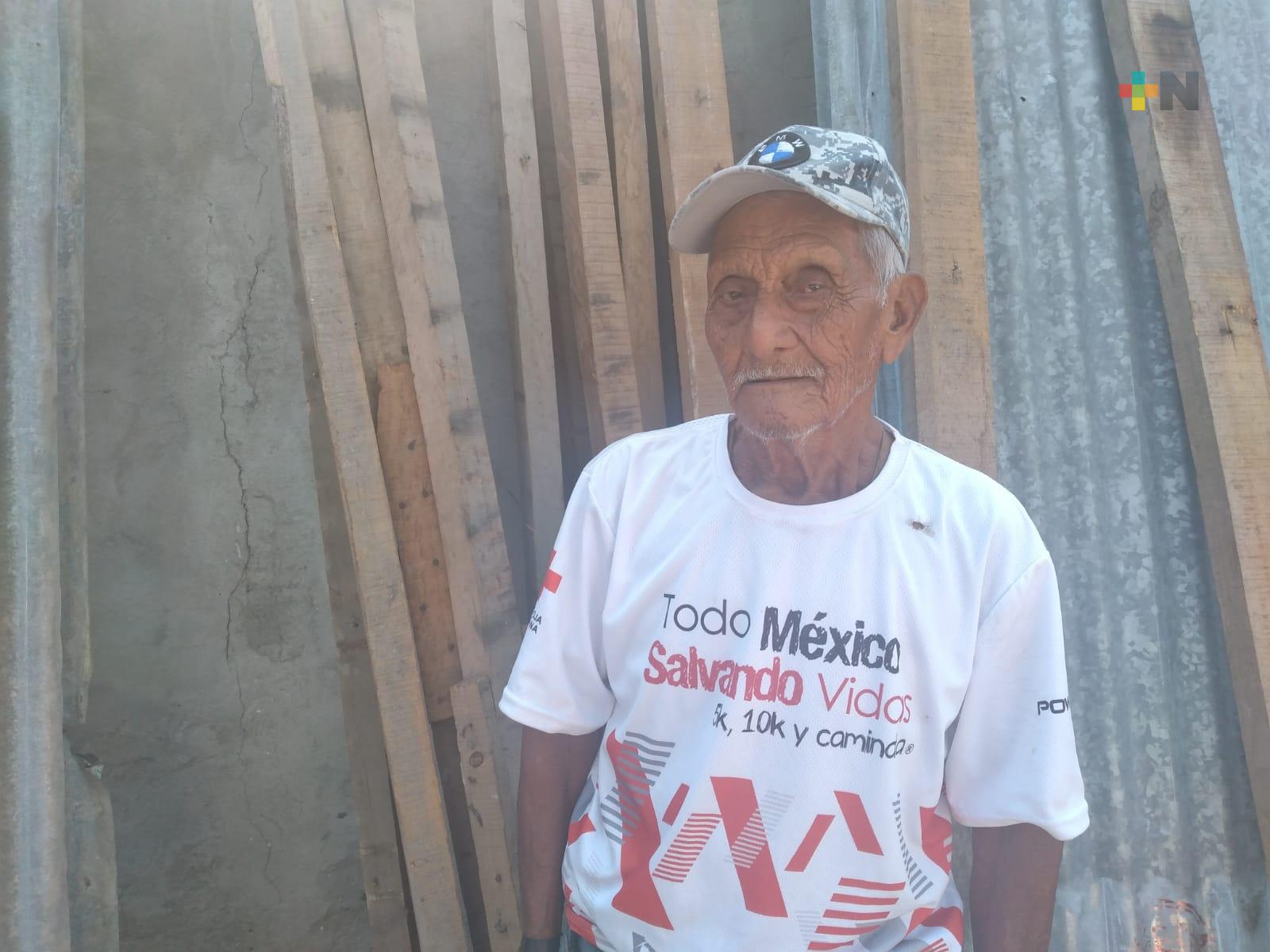 A sus 83 años, don Guillermo trabaja de albañil, sigue pegando tabiques