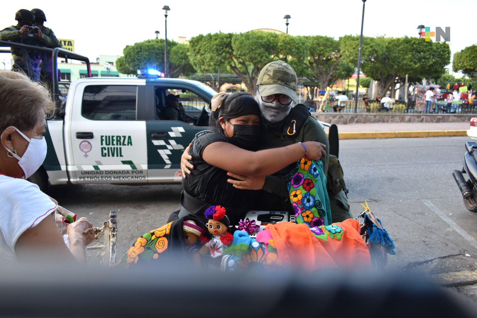 Fuerza Civil reparte obsequios a las mamás en su día