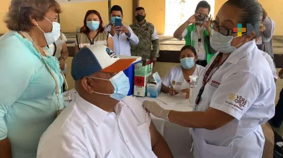 El secretario de Gobierno se vacuna contra COVID