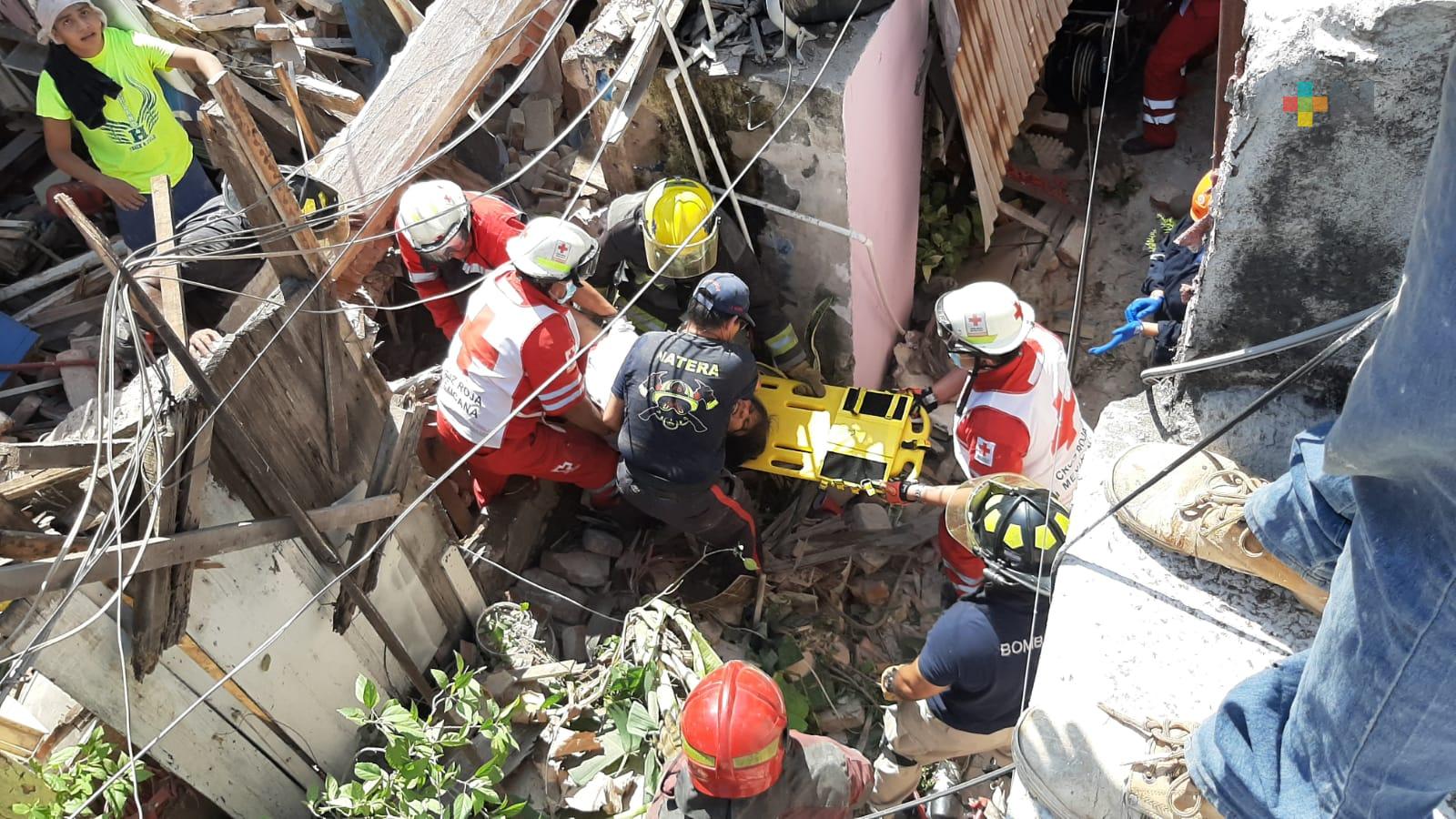 Rescatan a mujer bajo los escombros de su vivienda