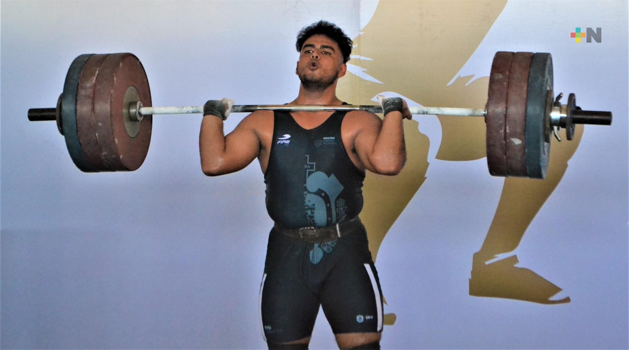 Alejandro Andrade brilla en Macro Regional de Levantamiento de Pesas
