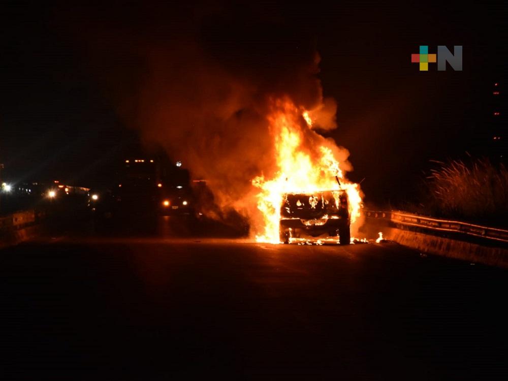 Incendio de camioneta en carretera Coatzacoalcos-Villahermosa, dejó cuantiosos daños materiales