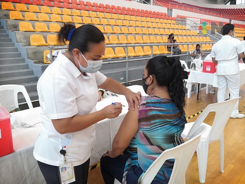 Continúa vacunación contra COVID a personas de 50 a 59 años