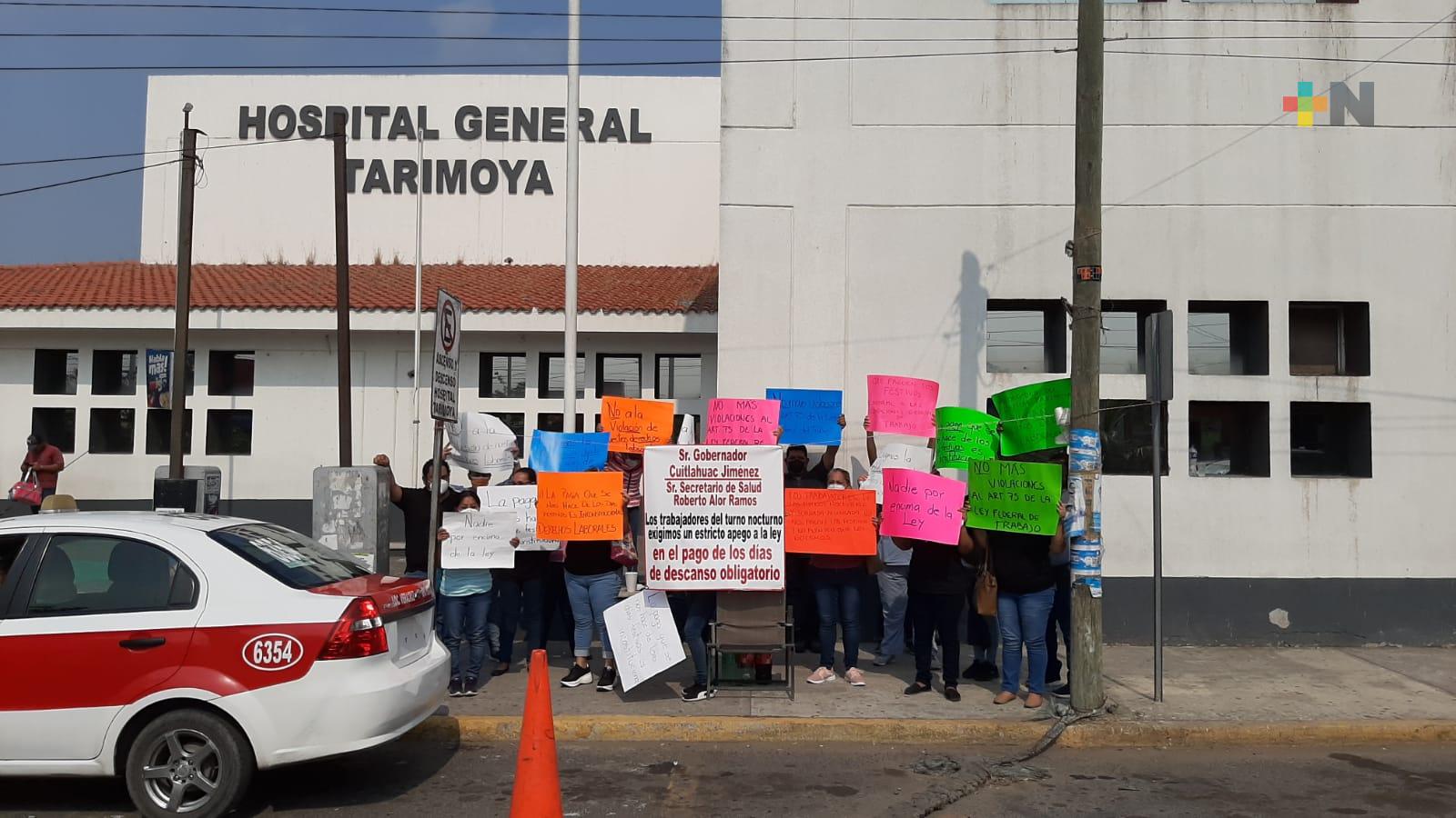 Trabajadores sindicalizados del Hospital Tarimoya de Veracruz se manifestaron por días festivos laborados