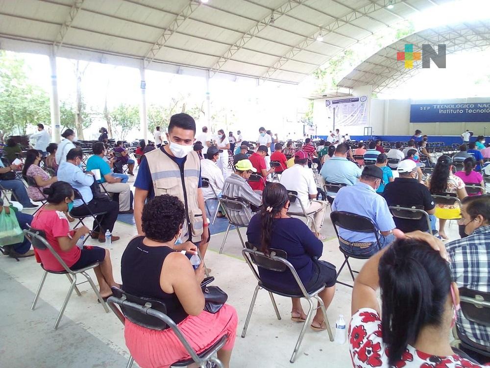 Más de ocho mil dosis diarias de Sinovac, se aplicaron a personas de Cosoleacaque y Minatitlán