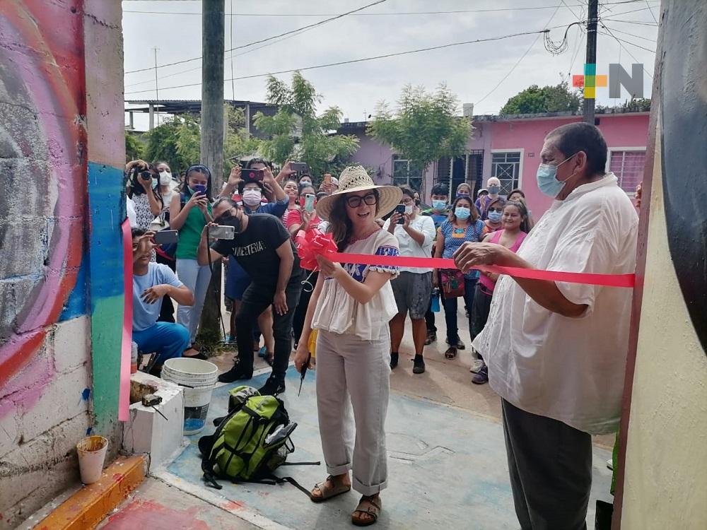 Natalia Lafourcade cortó listón inaugural de murales culturales plasmados en calle de Jáltipan de Morelos
