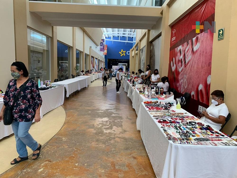 Para reactivar economía local, emprendedores realizan exposición de productos en plaza de Coatzacoalcos