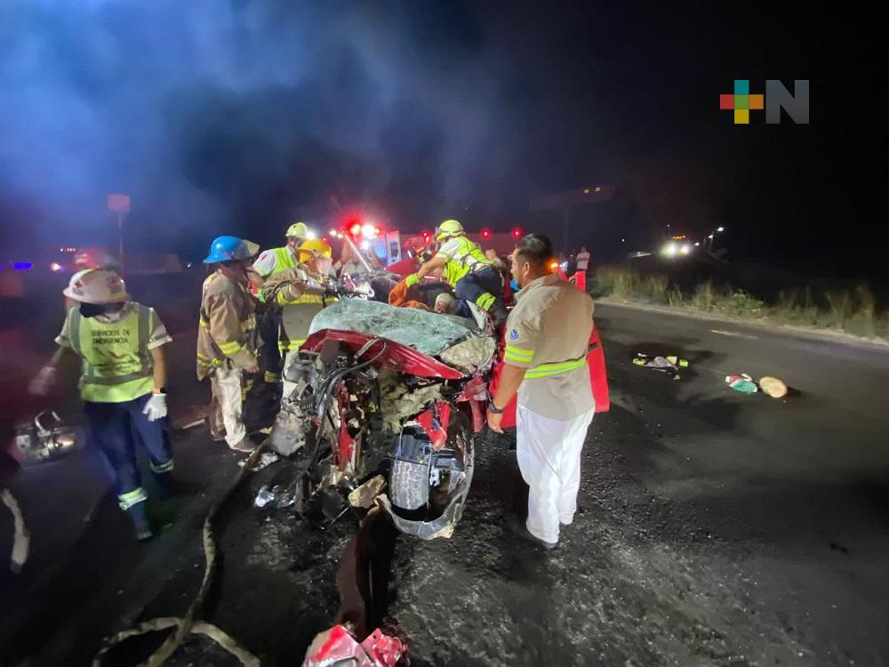 Paramédicos y personal de PC de Acayucan y Oluta, rescatan a dos personas prensadas en camioneta