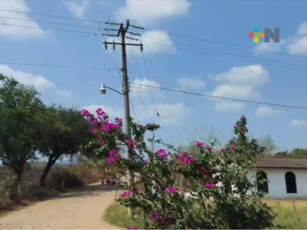 Preocupa falta de mantenimiento de postes y redes eléctricas en zona norte de Veracruz