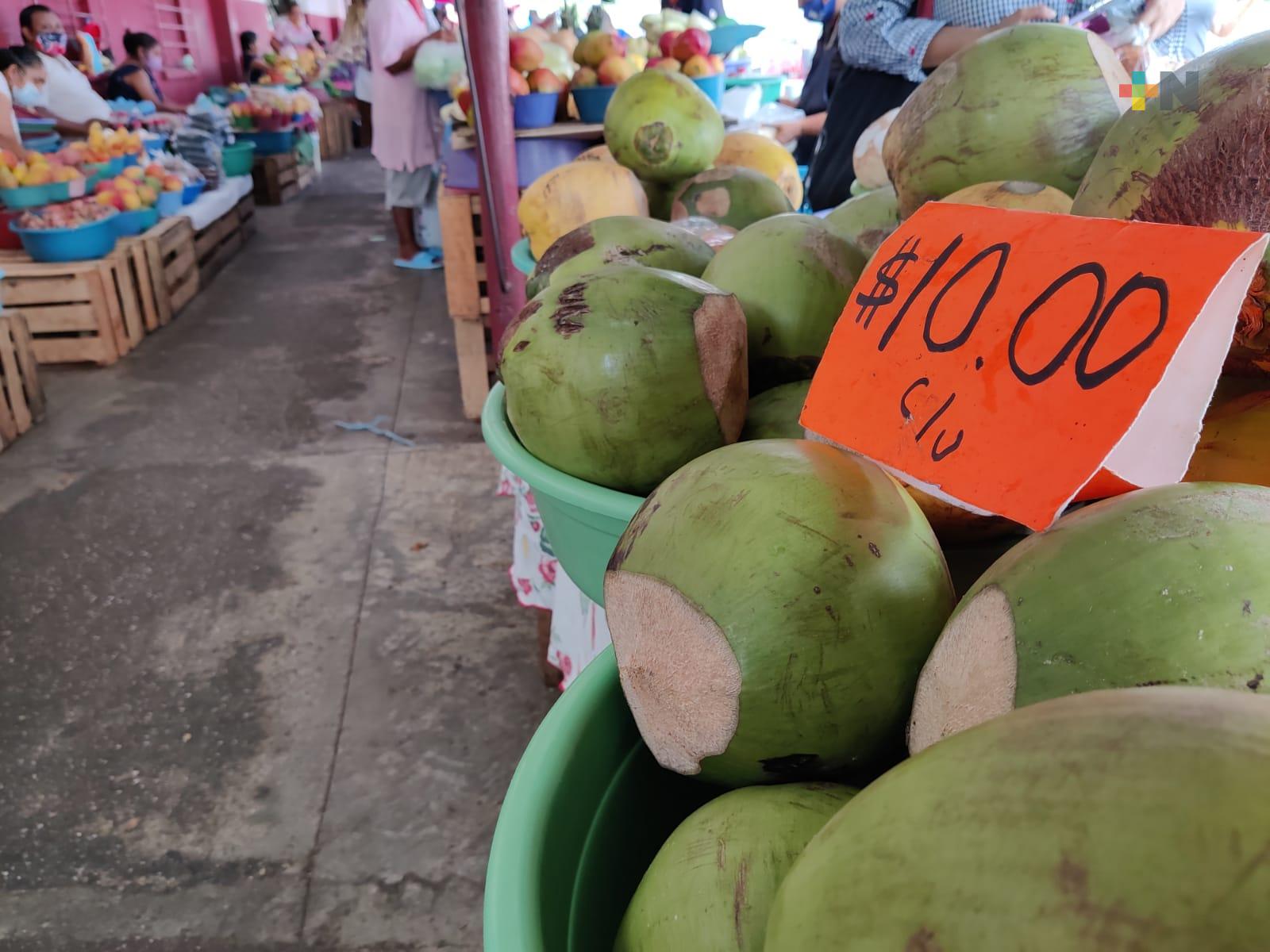 Por más de 30 años, Renato se ha dedicado a vender cocos en Coatzacoalcos