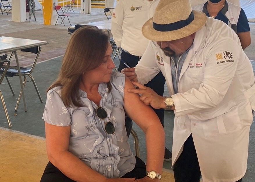 En Coatzacoalcos, Rocío Nahle recibió la primera dosis de la vacuna anticovid