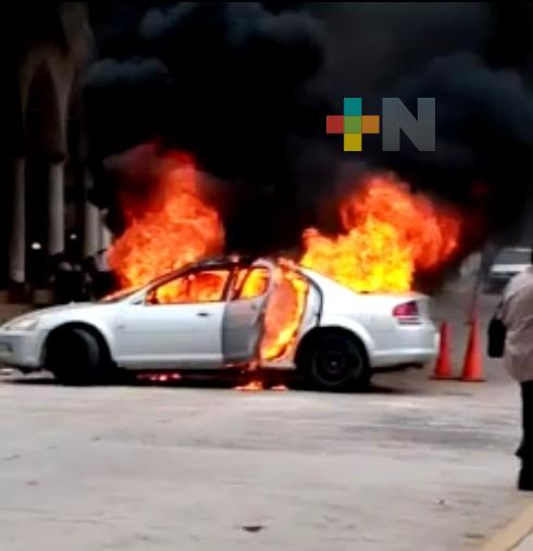 Incendian auto de presuntos ladrones en Coacoatzintla