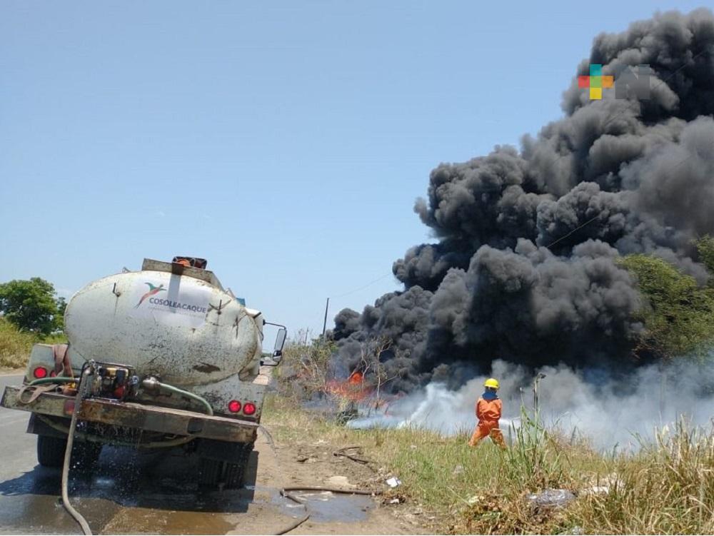 Se registra nuevo incendio de pastizales en carretera Coatzacoalcos-Minatitlán, bomberos trabajan en el sitio