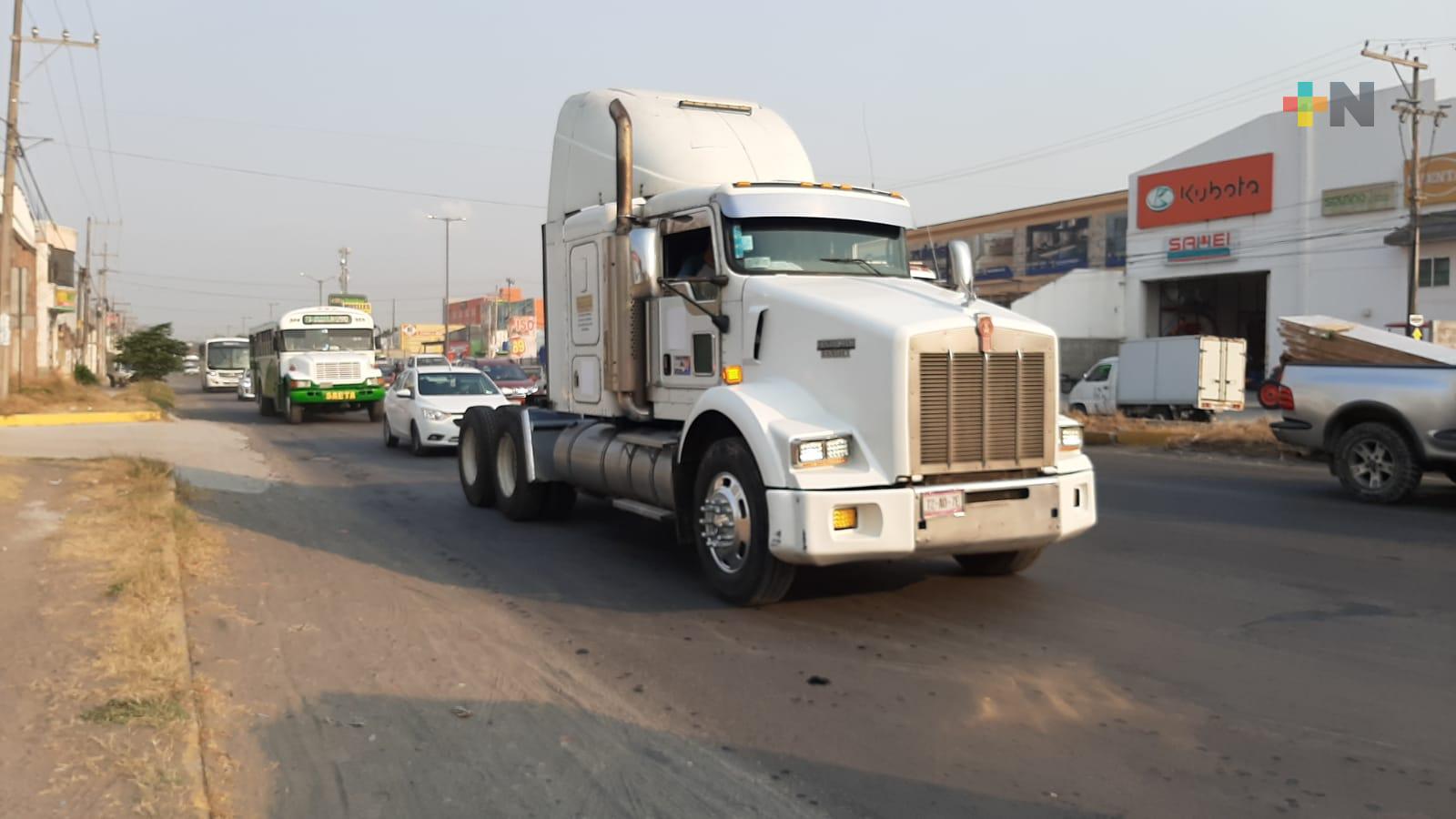 Con una caravana de camiones, se manifiesta el Sindicato de los Trabajadores del Cemento