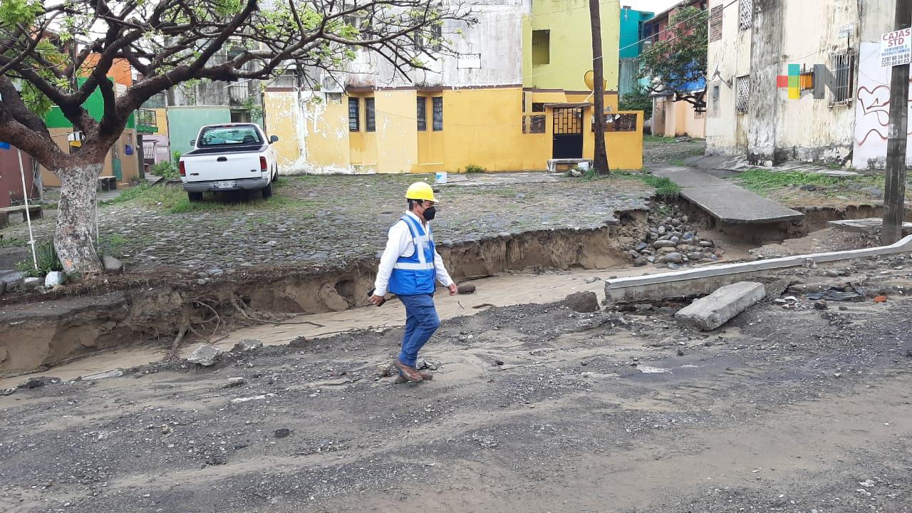 Socavón en calle de Veracruz dejó atrapado en su casa a adulto mayor