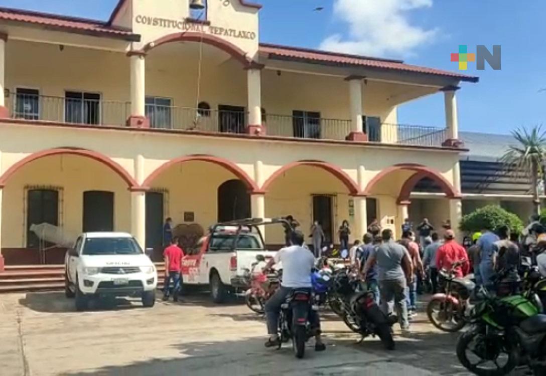 Habitantes de comunidades de Tepatlaxco tomaron palacio municipal, por presuntos abusos de la Policía Municipal