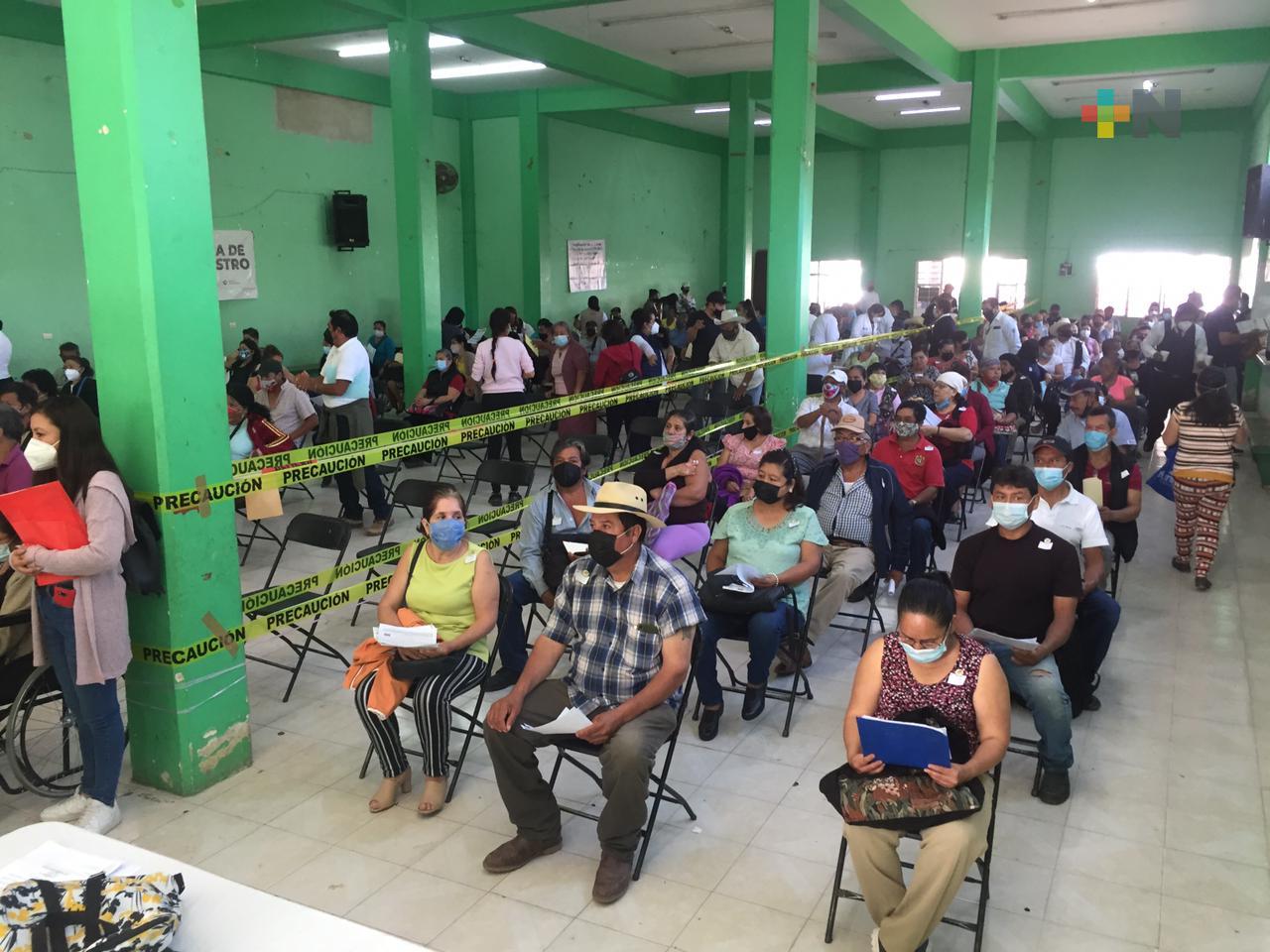 Este jueves se vacunó a personas de 50 a 59 años contra COVID-19 en la congregación El Castillo