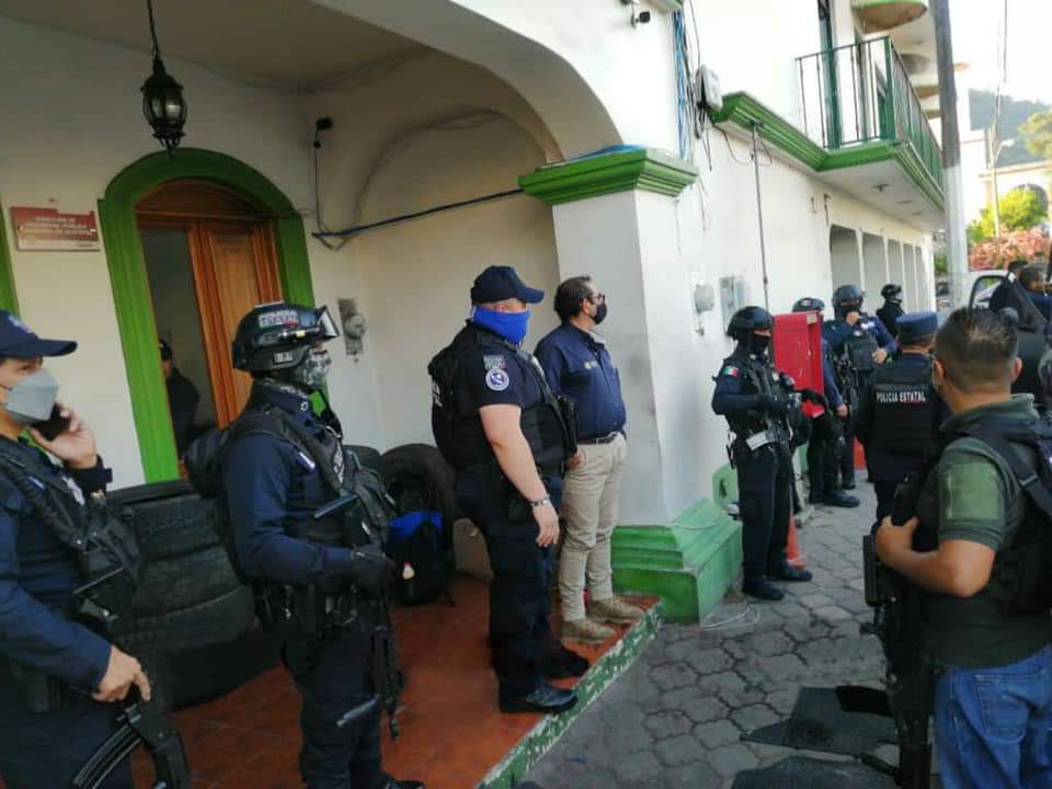 Policías de Jilotepec en espera de ser llamados a exámenes de control y confianza por parte de la SSP