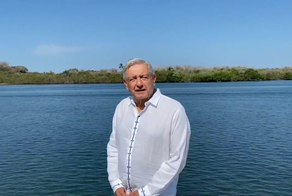 Felicitó López Obrador a los maestros con motivo de su día