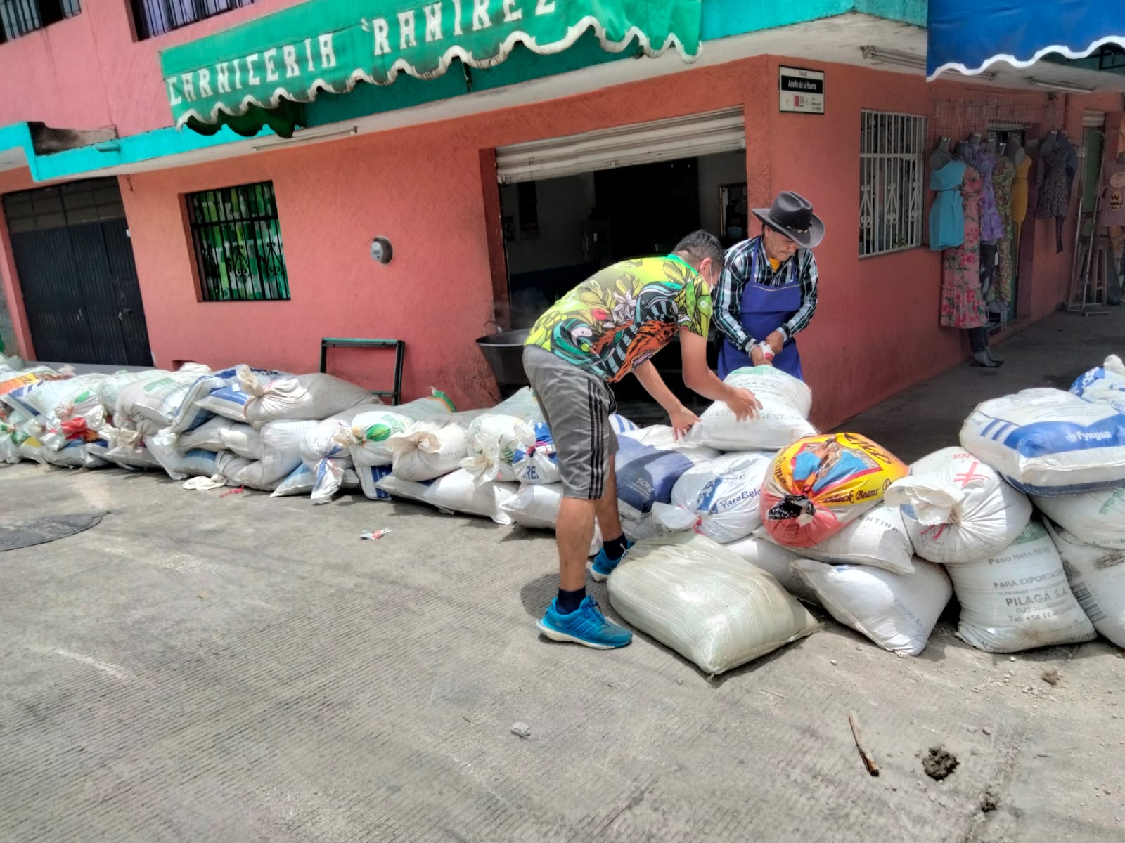 Vecinos de la colonia Revolución, en Xalapa,  colocaron costales de arena para evitar inundaciones por las lluvias