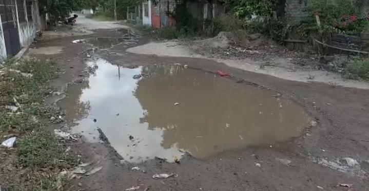 Reportan fuga de agua en la colonia Lirios de Medellín de Bravo