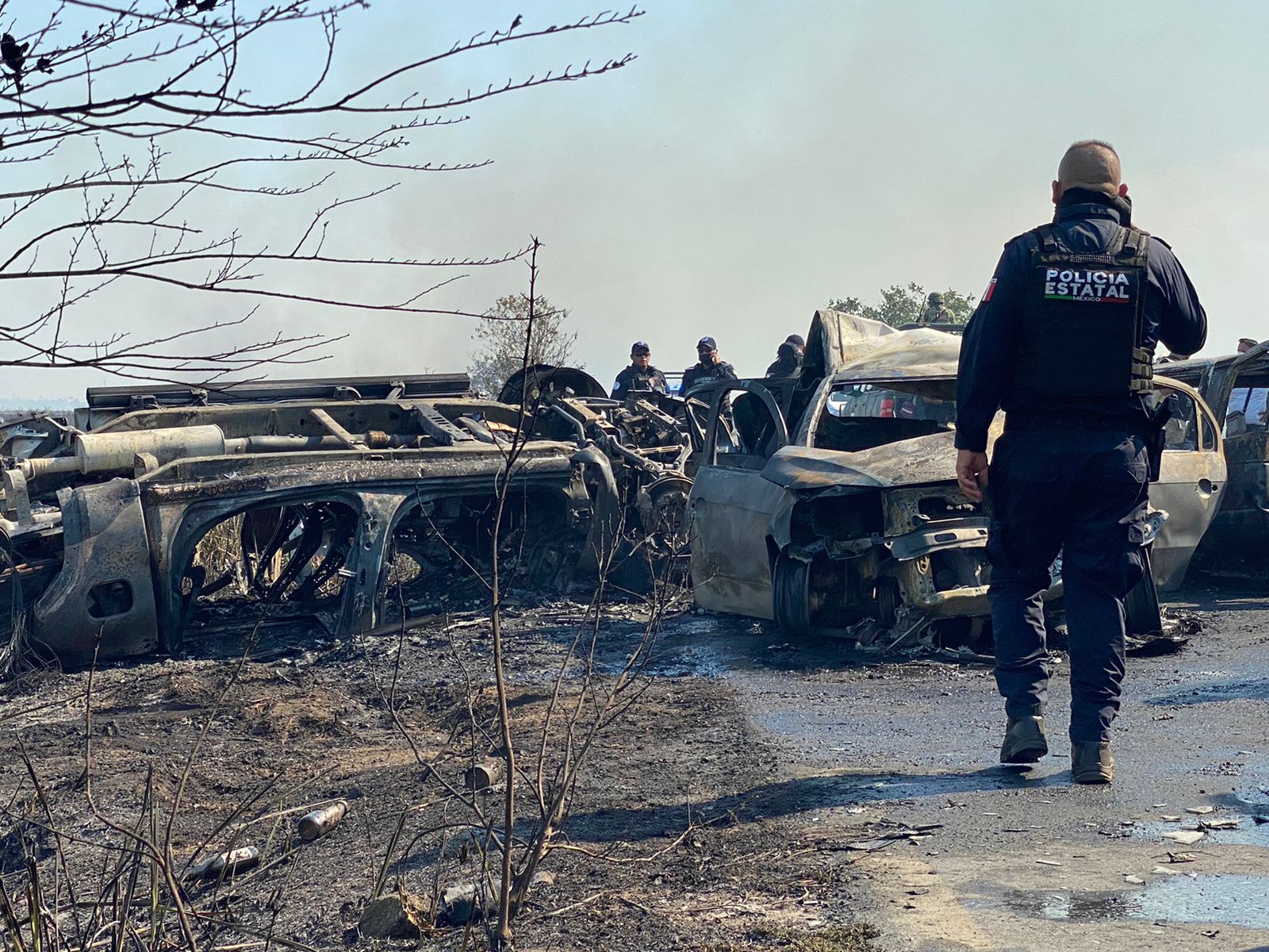 Fuerte carambola en la carretera Coatzacoalcos-Minatitlán dejó cinco vehículos incendiados