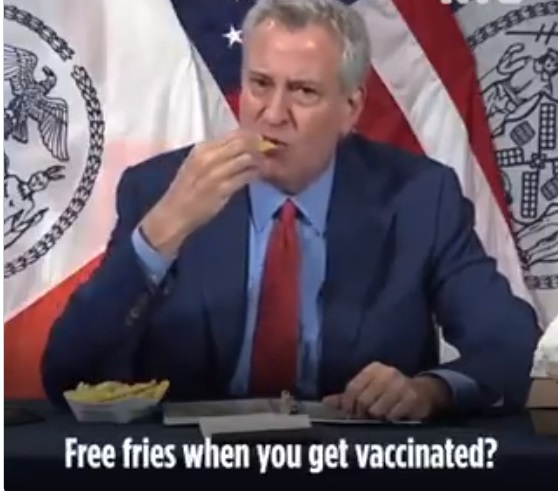 Alcalde de Nueva York ofrece hamburguesas y papas fritas gratis, para que se vacunen contra Covid