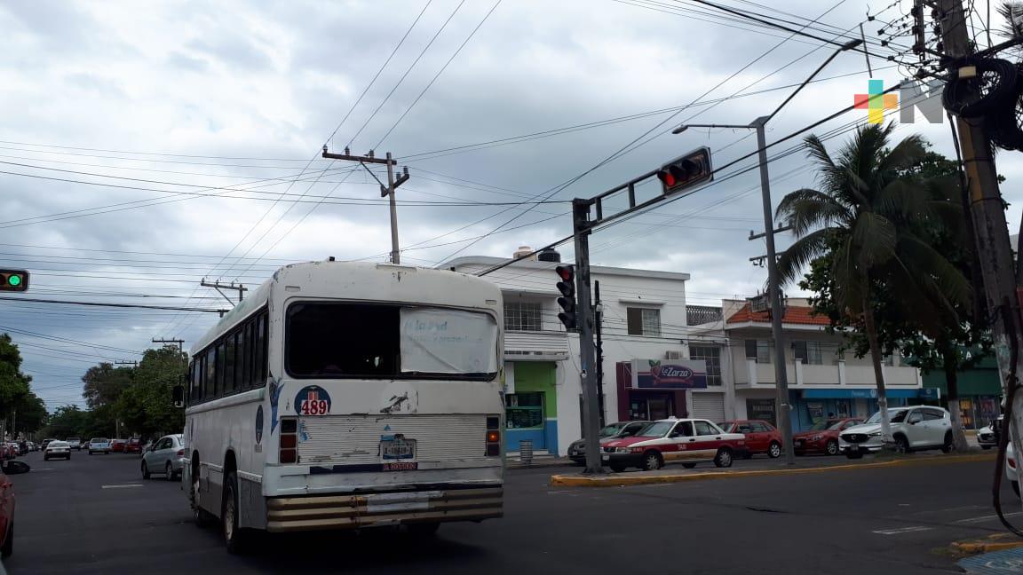Camión urbano en mal estado circula en puerto de Veracruz sin intervención de Tránsito Municipal
