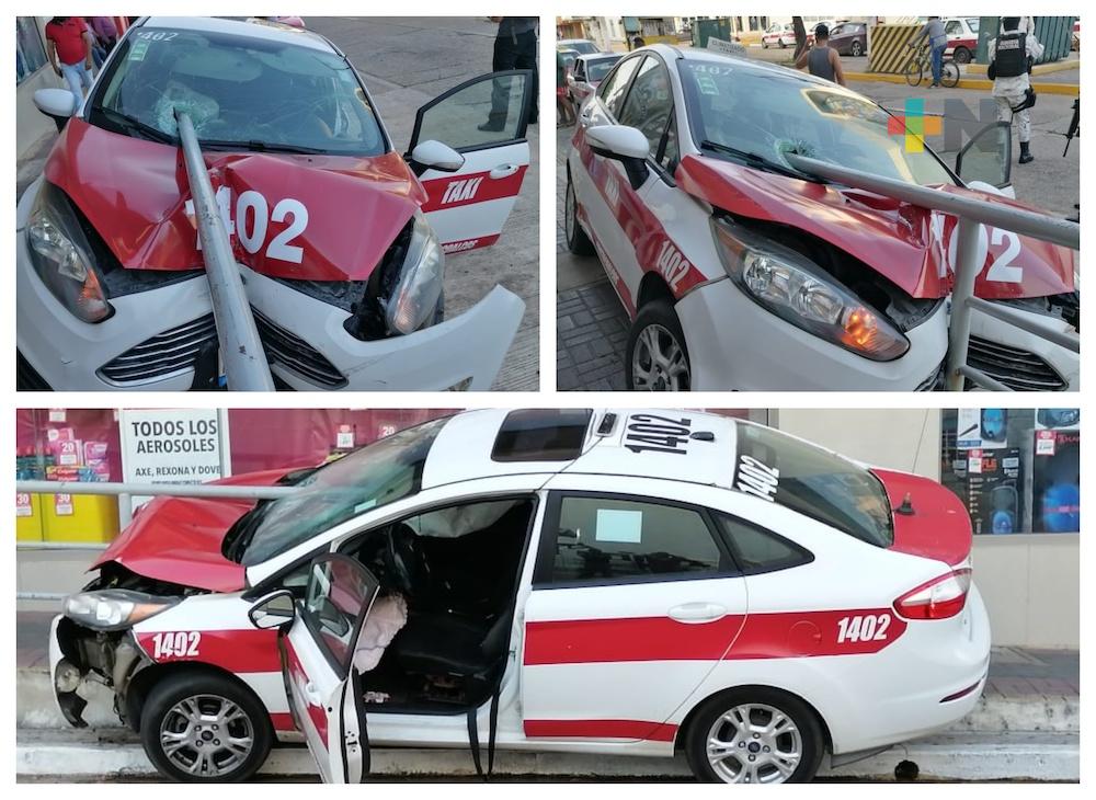Taxi terminó incrustado sobre barandal en Coatzacoalcos