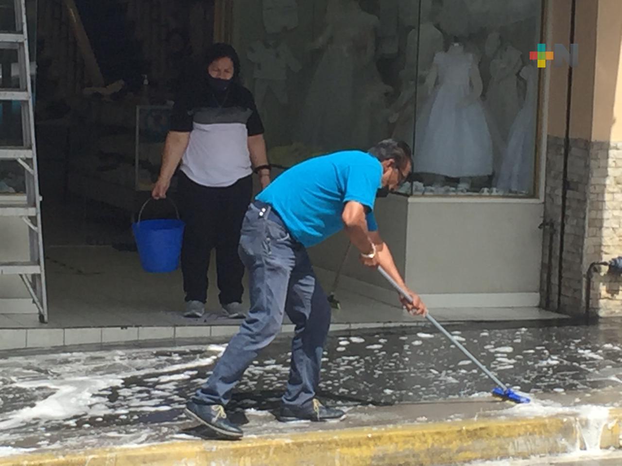 Ante semáforo naranja en Xalapa, comerciantes refuerzan medidas sanitarias