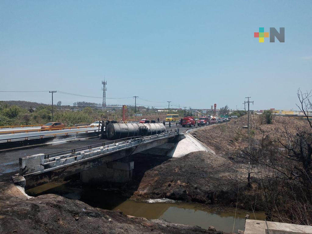 Pipa incendiada en carretera Veracruz-Cardel, dañó flora y río