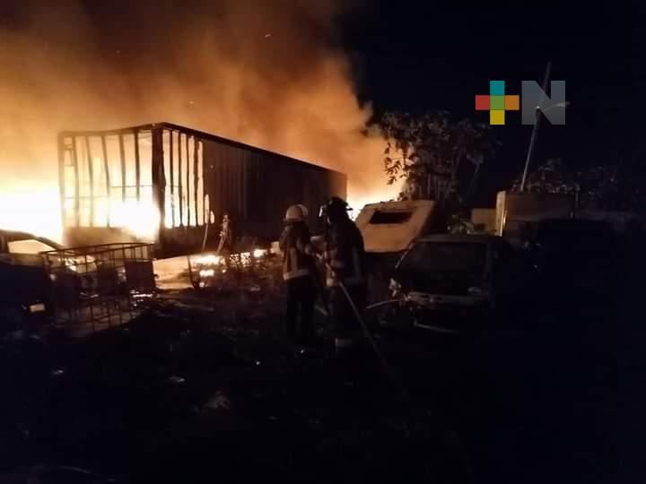 Se reactivó incendio en negocio de grúas, en municipio de Minatitlán