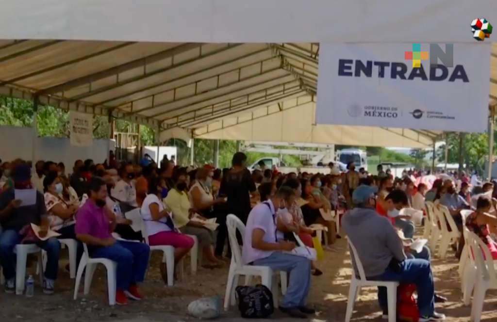Llegan a macrosede de Emiliano Zapata, pobladores de Jalcomulco y Apazapan a recibir vacuna anticovid