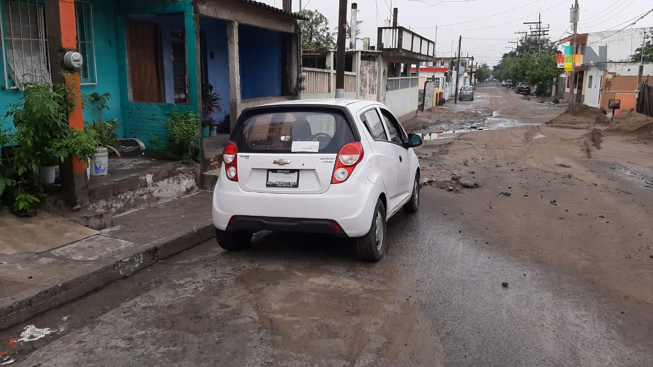 Dueño de auto dañado por megafuga de agua en Veracruz, exige le cubran sus gastos
