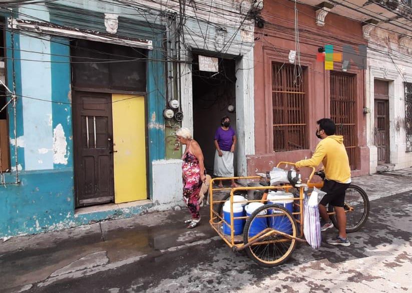 Por lluvias se desplomó techo del patio Los Melones en Centro Histórico de Veracruz