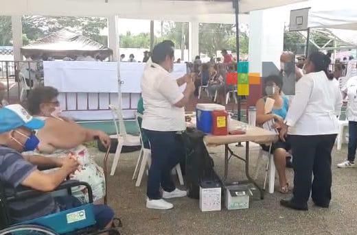 Inició aplicación de segunda dosis de vacuna contra COVID-19 a adultos mayores en Villa Allende