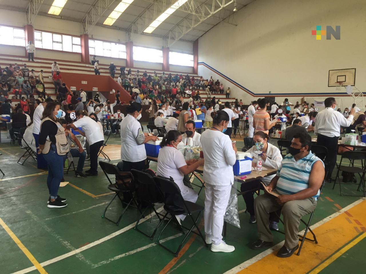 Continúa vacunación en municipio de Coatepec