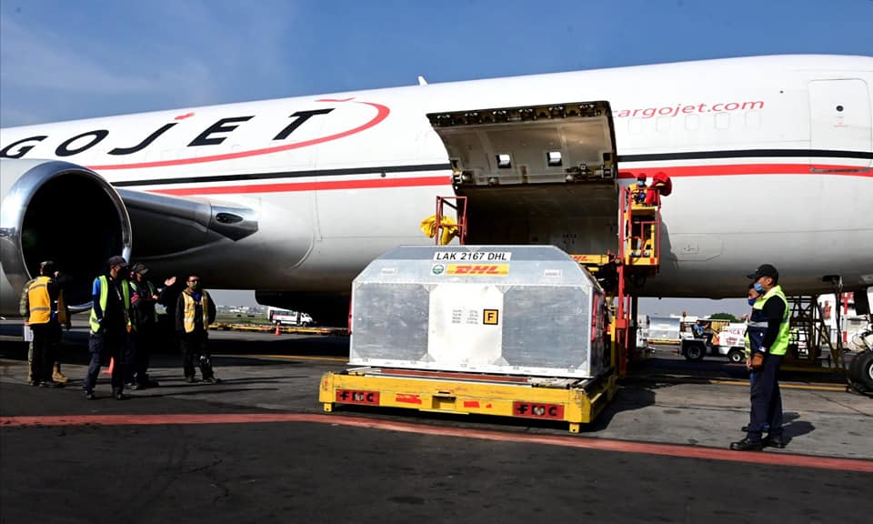 Continúa llegada de vacunas contra COVID-19 a México