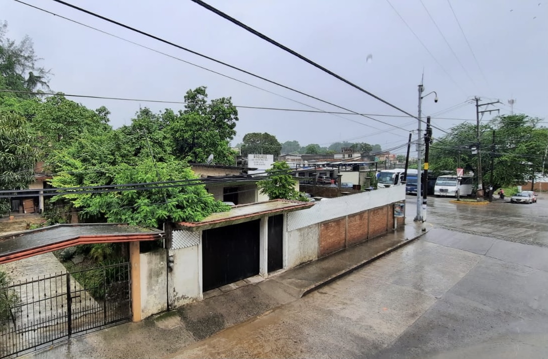 En Tuxpan, población continúa sin energía eléctrica y servicio de Internet