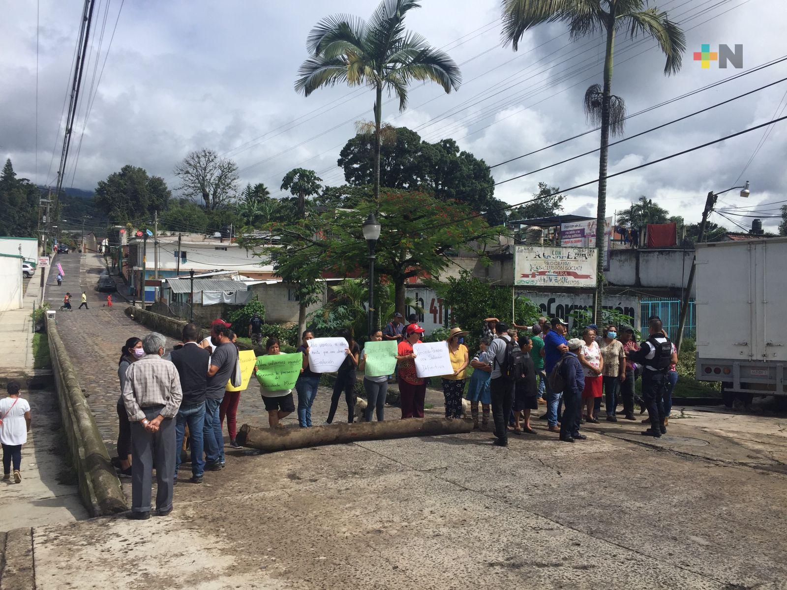 En Coatepec, vecinos toman calle en protesta por desborde de río