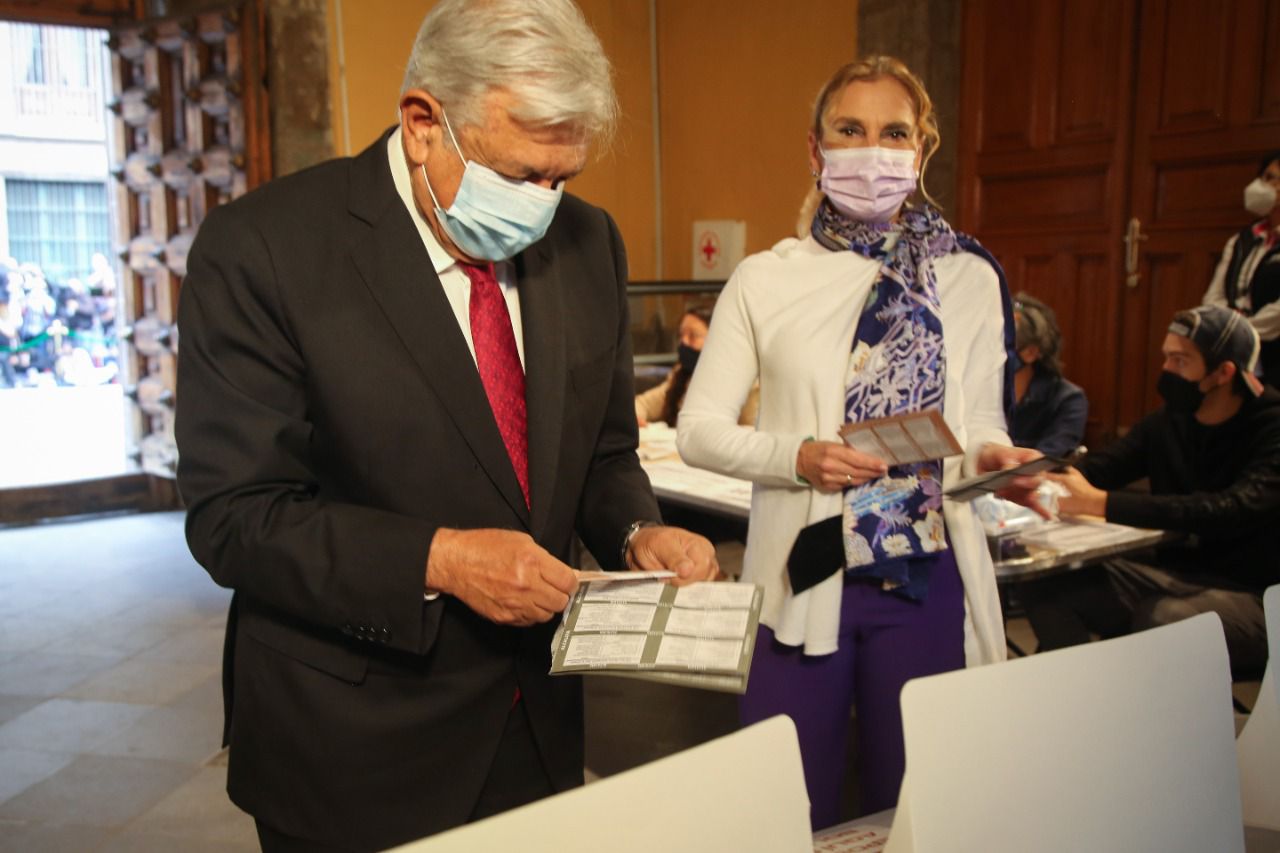 «Viva la democracia», afirmó el presidente López Obrador después de votar