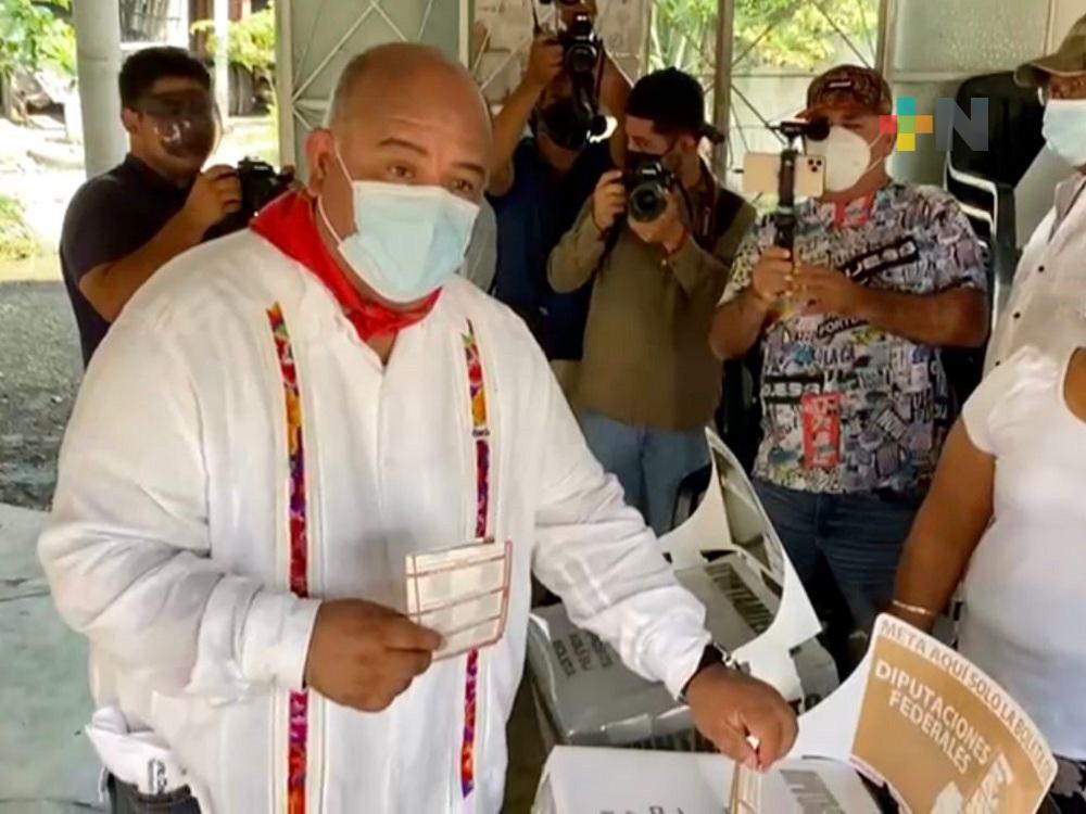 En el municipio de Otatitlán, el  secretario de Gobierno, Eric Cisneros, acudió a votar
