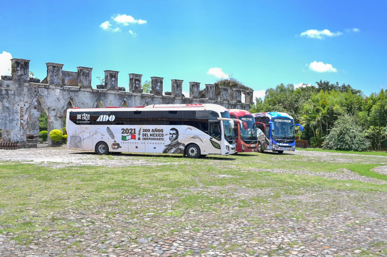En Córdoba, la empresa ADO presentó autobuses alusivos al 200 aniversario del México independiente