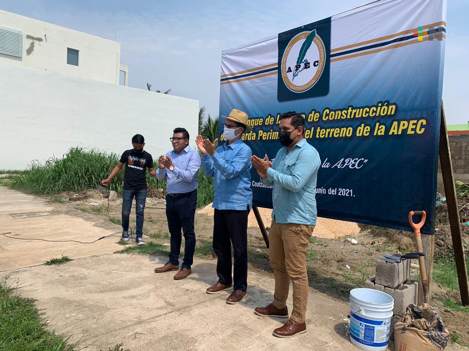 Colocan primera piedra de barda perimetral donde se construirá edificio de Asociación de Periodistas de Coatzacoalcos