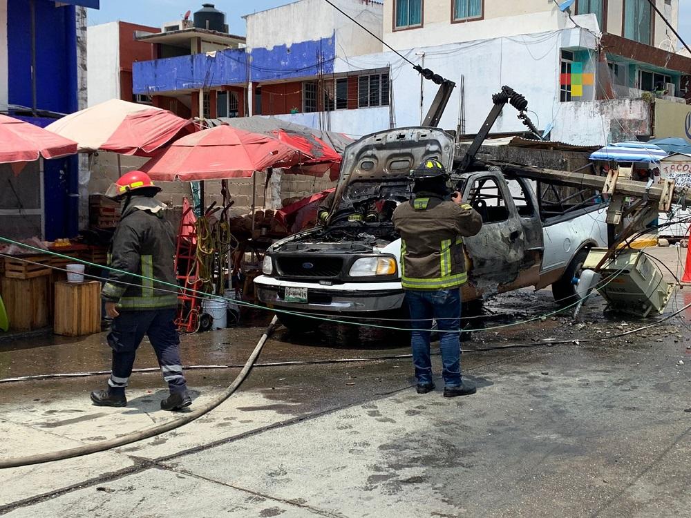 Caída de poste provocó incendio de camioneta y dejó sin luz a viviendas y mercado de Coatzacoalcos