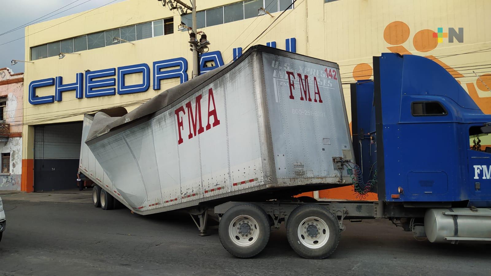 Caja de trailer no soportó peso de carga en Veracruz