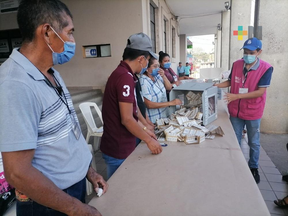 Cierre puntual en casillas, deja a ciudadanos sin poder votar en Cosoleacaque