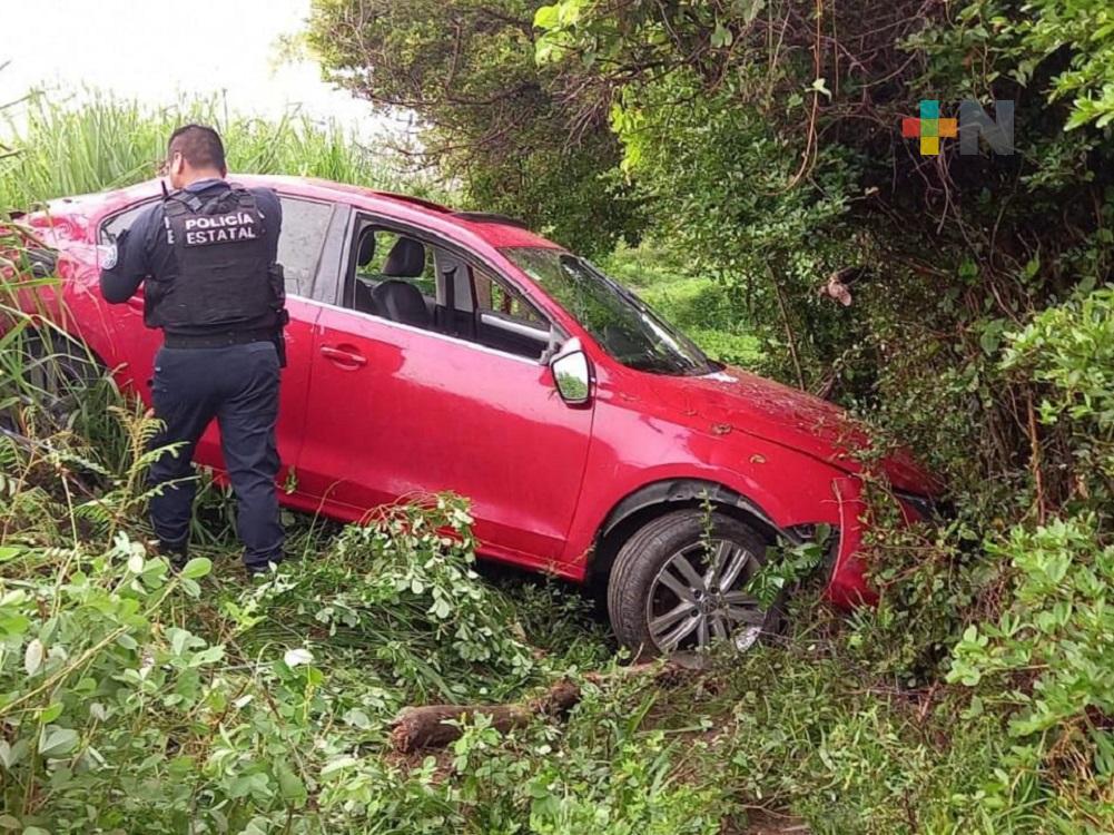 Conductor en aparente estado de ebriedad pierde control de auto en congregación de Coatzacoalcos