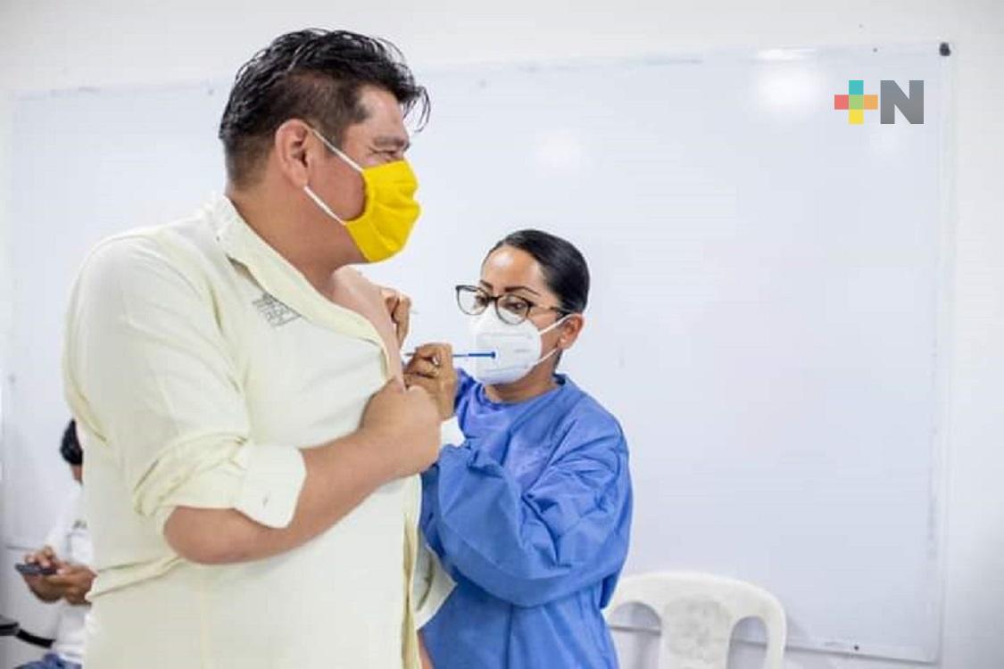 Se vacuna contra COVID el alcalde de Acayucan,  Cuitláhuac Condado